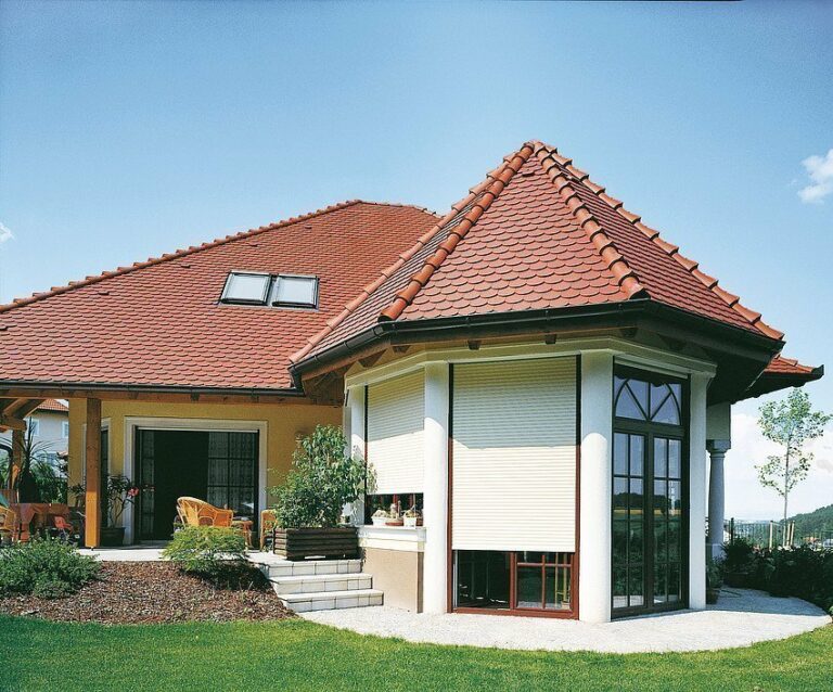 Moderne Aluminium-Haustür mit Glasdesign für stilvolle Eingangsbereiche in Esslingen.