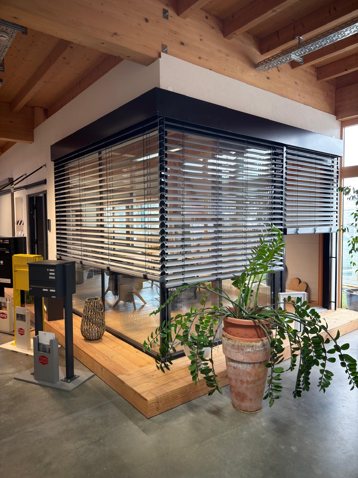 Moderne Raffstores und großflächige Glasfassaden sorgen für optimalen Sonnenschutz, Privatsphäre und ein elegantes architektonisches Gesamtbild – präsentiert im stilvollen ULCO Schauraum.