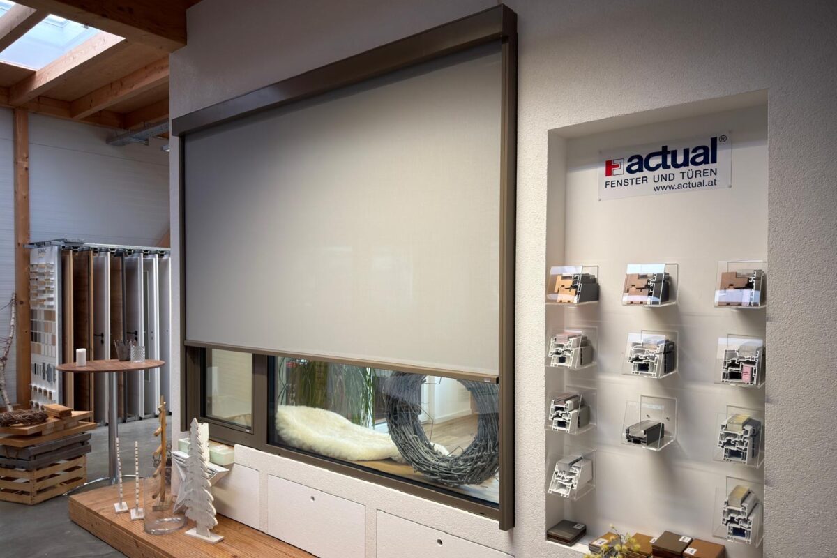 Präsentation moderner Sonnenschutzsysteme und Fensterprofile im ULCO Schauraum – funktionale Lösungen für Lichtregulierung, Energieeffizienz und stilvolles Wohnen.