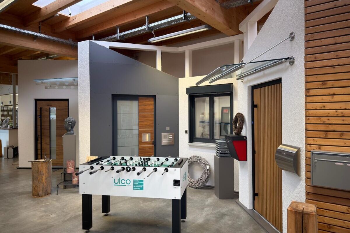 ULCO Showroom mit modernen Haustüren, Fenstern und Beschattungssystemen – hochwertige Lösungen für Eingangsbereiche und Wohnkomfort in stilvoller Ausstellungsumgebung.